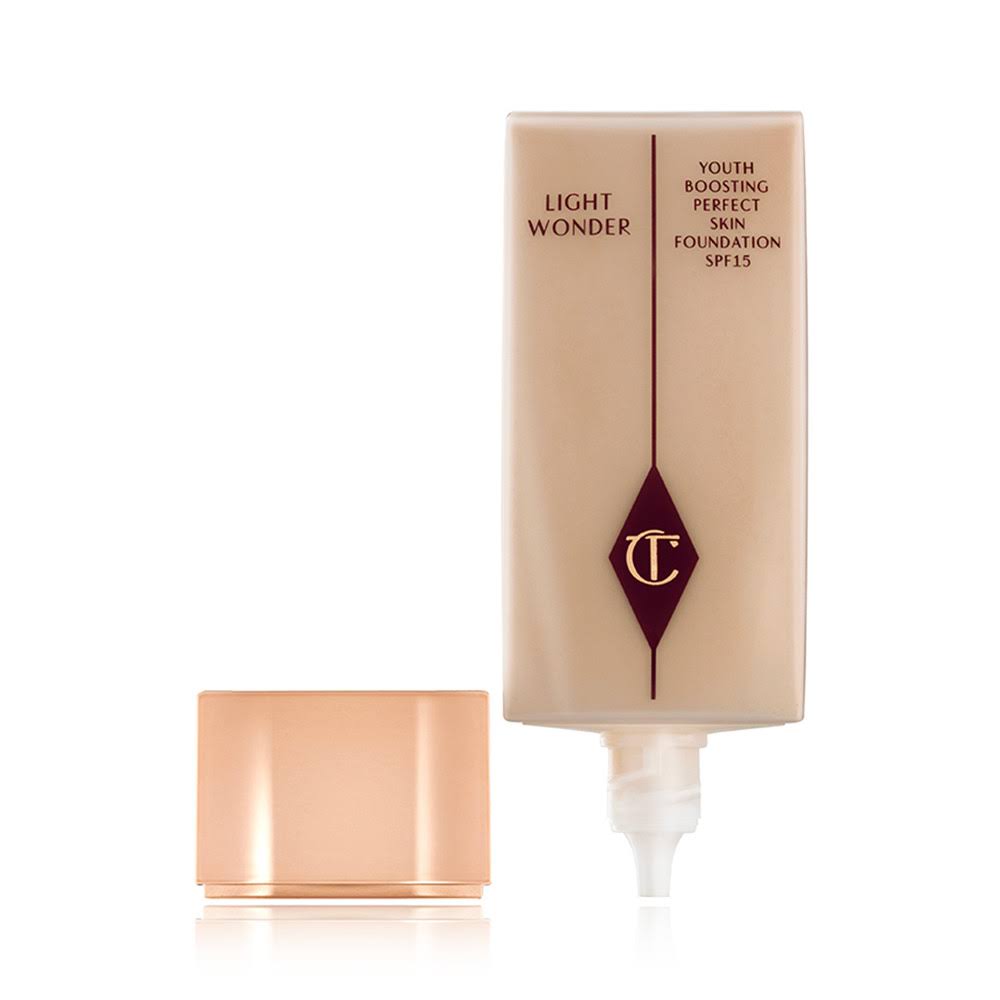 Charlotte Tilbury Light Wonder, Foundation SPF 15 - Medium 6 (40ml) D7WXD6_506H Charlotte Tilbury Light Wonder, Foundation SPF 15 - Medium 6 (40ml) D7WXD6_506H